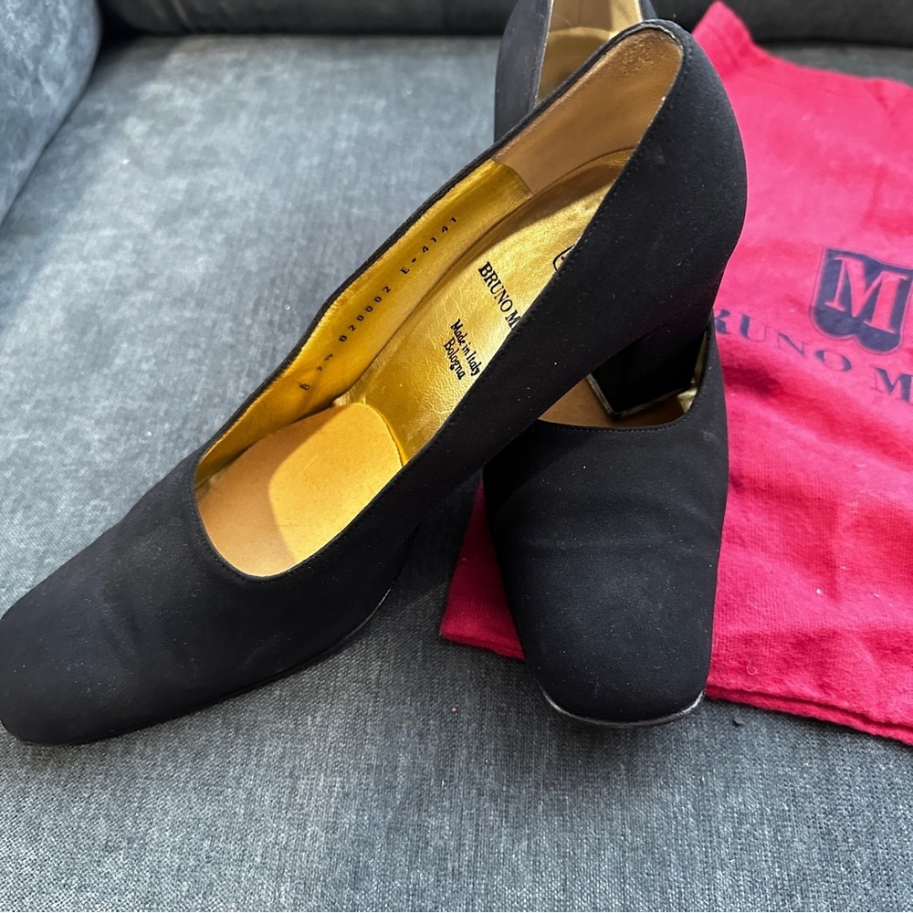 Vintage Bruno Magli Black Pump size 7.5 with dust bag